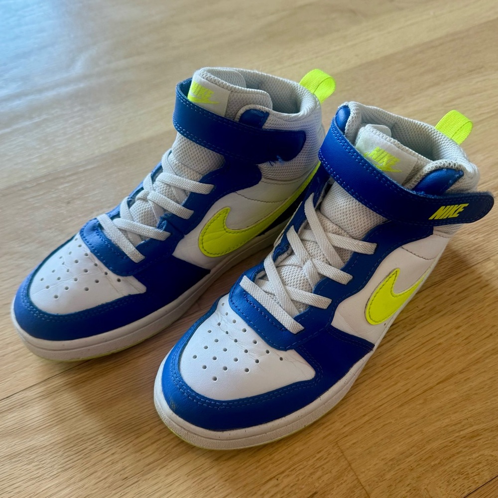 Nike Kids’ Court Borough 2 mid Sneakers, size 1.5